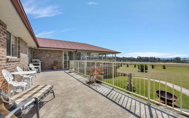 Noble Willow Estate Lovedale. Super Spacious, with views and pool