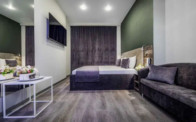 Alex Hotel is on a New Hunt
