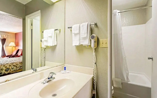 Days Inn Suites Manchester Tn