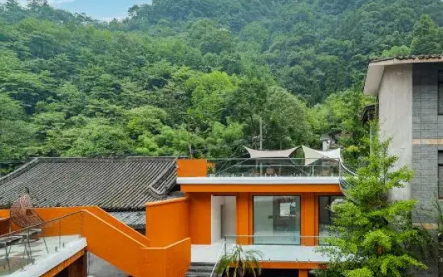 Qingcheng Mountain Tingfeng Orange Yard Hot Spring Hotel