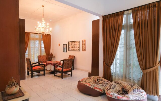 OYO 244 Griya Cemara Homestay