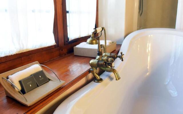 Rickety Bridge Manor House