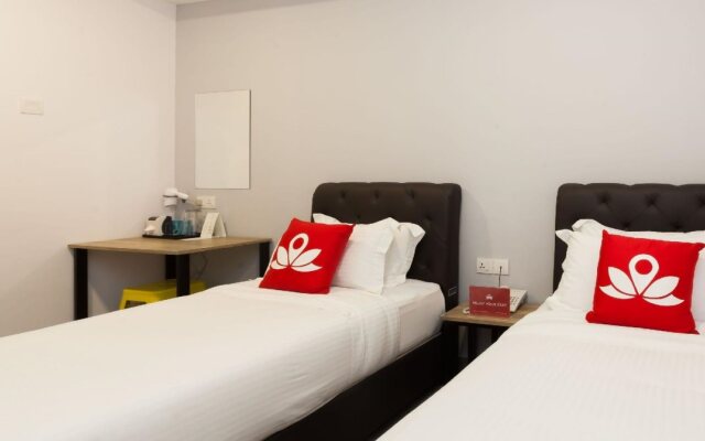 B Lot Hotel by ZEN Rooms