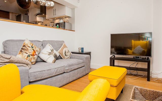 Modern 2 Bedroom House With Parking