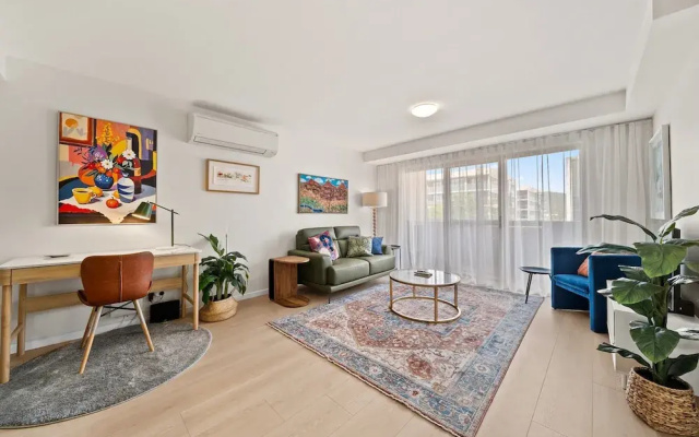 Braddon Retreat: Spacious 1-bed With Parking