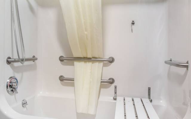 Clarion Inn & Suites US 65 & Battlefield Road