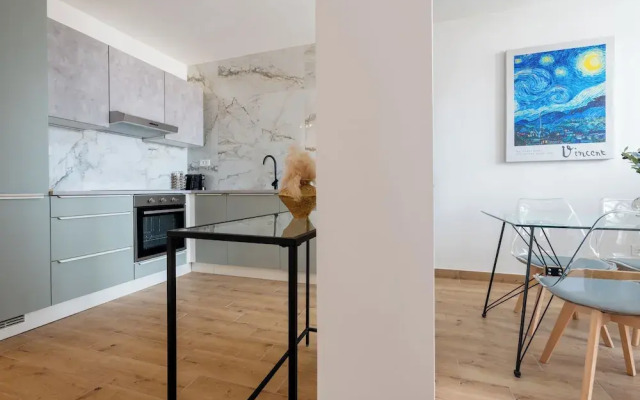 Modern apt With Balcony, 12 min Walk to the Beach