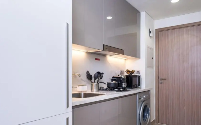 Large Balcony Studio 10mins From Dubai Mall