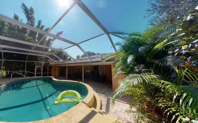 Sarasota Bay Pool Home