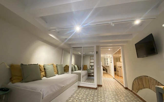 TH143 Studio Old Town