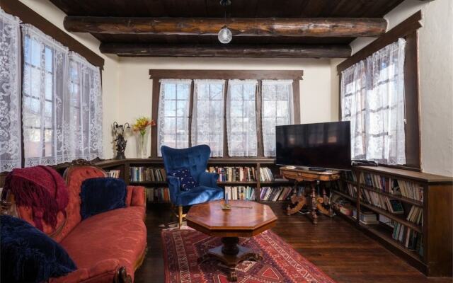 5bd Historic Pink House