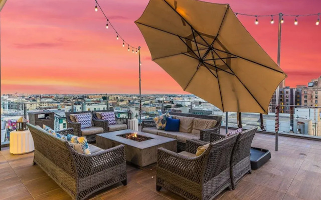Stylish 2br/2ba At HWH by Oneluxstay