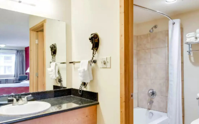 Econo Lodge Inn & Suites Kalispell - Glacier National Park Gateway