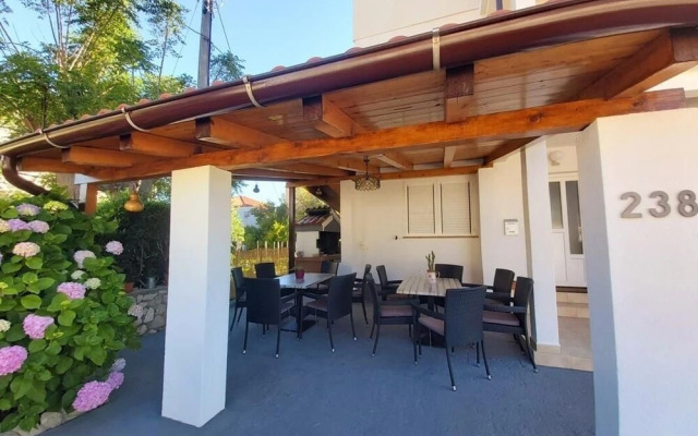 Dani - Free Parking - A2