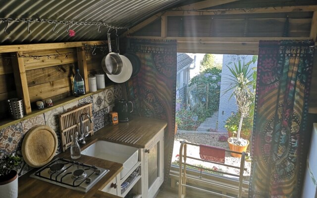 Cosy Cabin With Wood Burner Near Beach