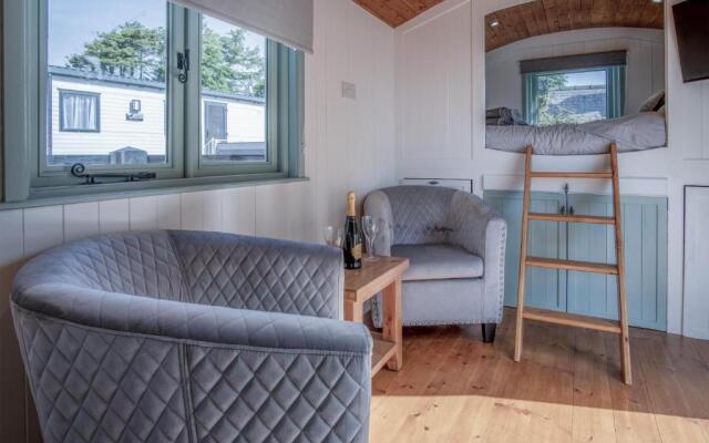 Willow - 1 Bedroom Shepherd's Hut - Amroth