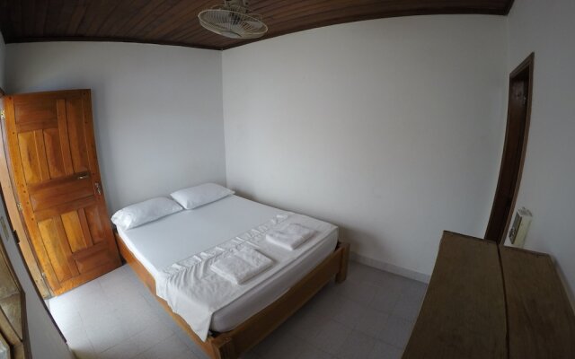 Leticias Guest House - Hostel