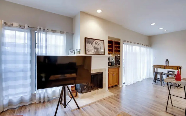 Comfortable Dallas Condo Close to Attractions