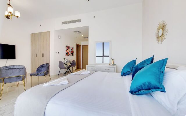 GreenFuture - Incredible Cityscape View From This Sleek Studio