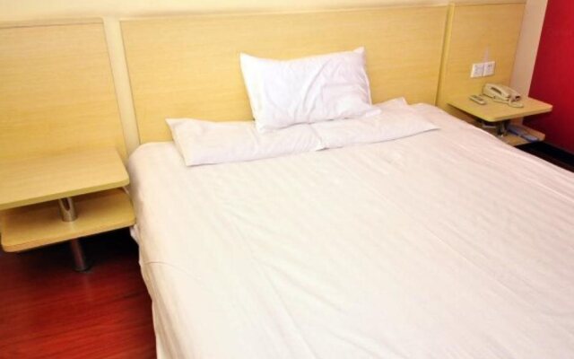 Hanting Express Dezhou Train Station