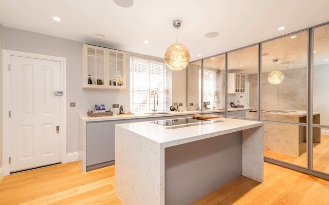 Lavish and Luxurious Chelsea Home