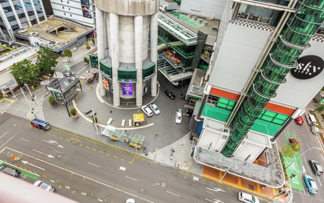 Stylish 2Br Apt With Balcony - Prime Cbd Location!