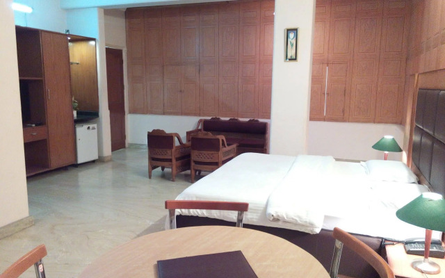 Hotel Queens Residency