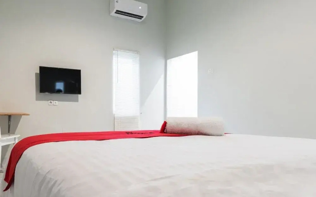 RedDoorz Plus near RS USU Medan 2