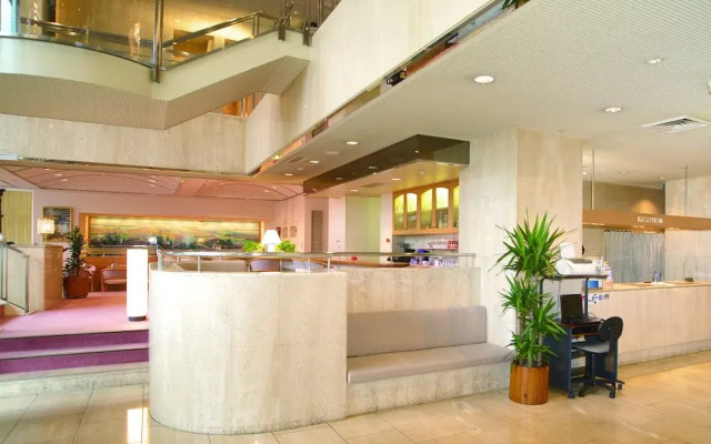 PLAZA EAST CABIN - Caters to men