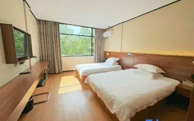 Youfeng Hotel (Pujiang Qiyun Center)