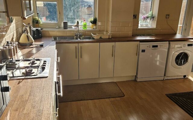 5-bed House With Separate Living Room