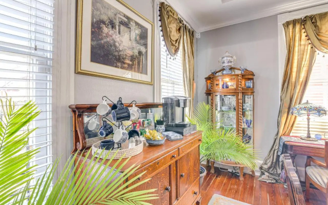 Walk to the Strand: Hideaway Haven Retreat