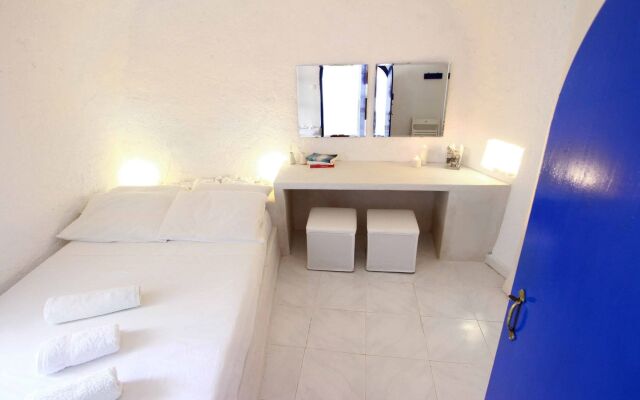 Blu Bianco Cave House