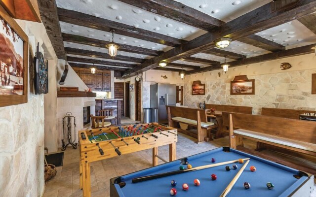 Amazing Home in Makarska with Hot Tub, Sauna & WiFi