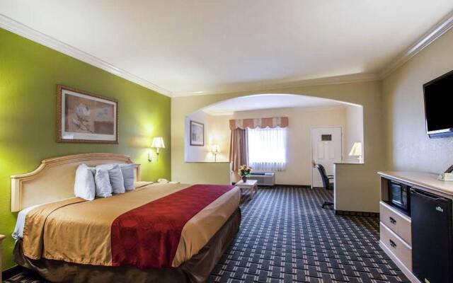 Econo Lodge Inn & Suites