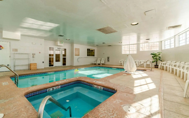 Holiday Inn Express & Suites Englewood Denver South by IHG