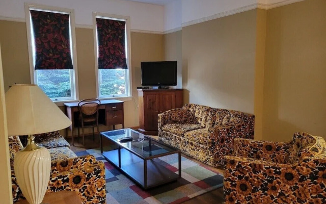 Towle House 1006