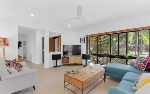 3-bed Family Home With Pool & BBQ by the Beach