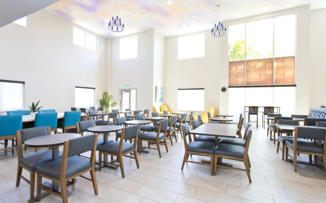 Holiday Inn Express & Suites Sacramento NE Cal Expo by IHG