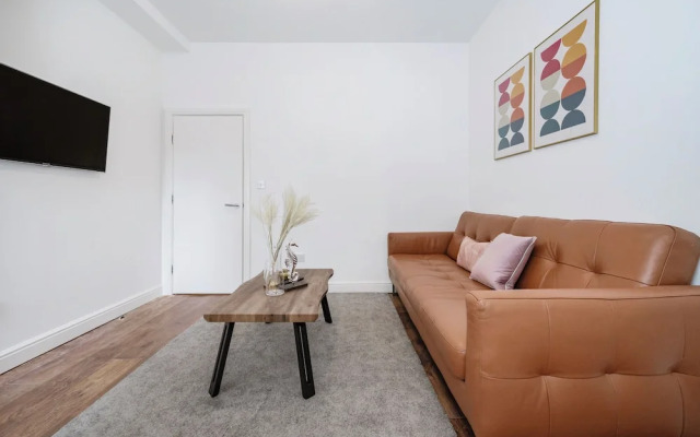 Beautiful Flat Near the Center 11 min