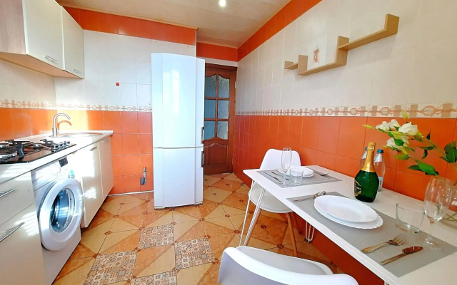 2-комнатная квартира с кроватью и диваном и ванной Сеть апартаментов Alex Apartments Бесконтактное заселение 24-7