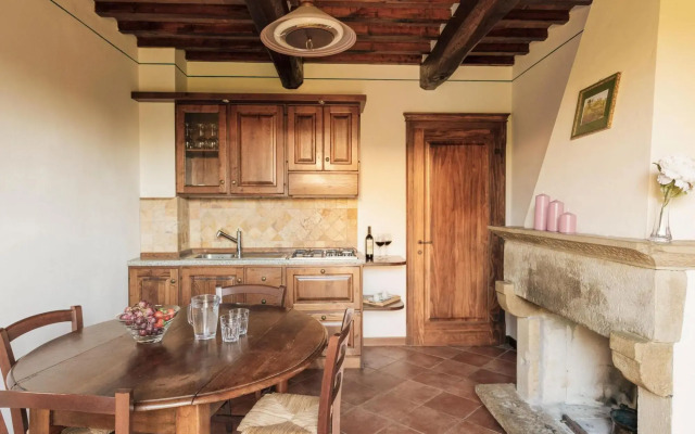 Cozy Farmhouse in Cortona with Pool