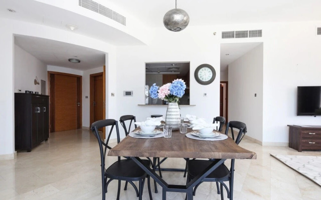 Spacious 2BR Dubai Marina Apartment, Amazing Location!