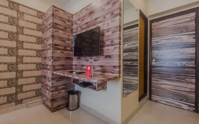 OYO 10016 Hotel Golden Inn