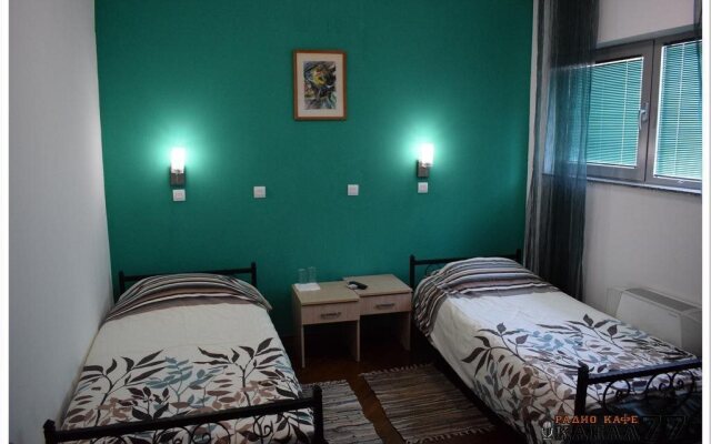 Radio Cafe Kanal 77 Hotel