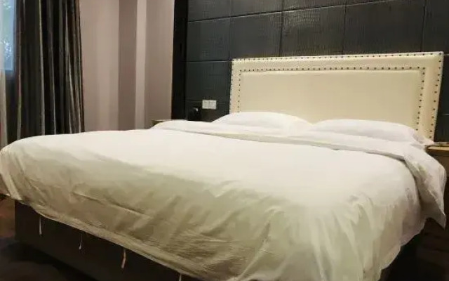 Super 8 Hotel Science Avenue Store