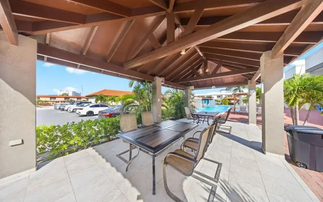 Cozy Bliss Condo w Pool Steps From Eagle Beach