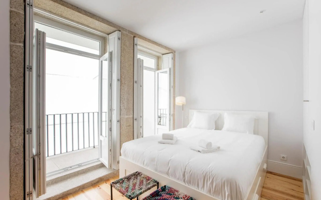 Flux Art Studio w/ AC & Balcony by LovelyStay