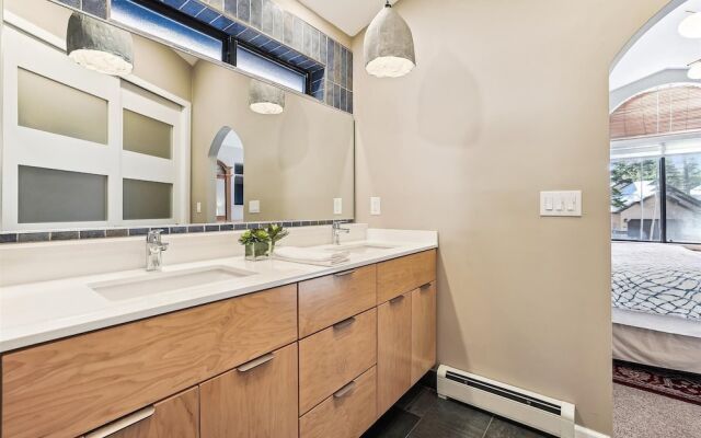 Park Forest  4 Bedroom Home by RedAwning