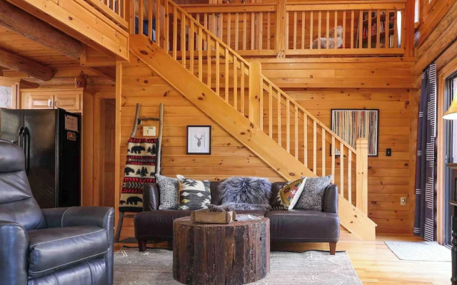 Blue Ridge Log Cabin w/ Hot Tub & Game Room!